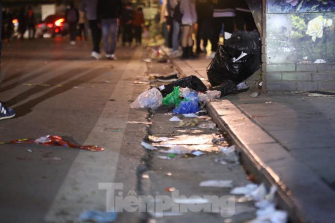 Sau màn pháo hoa năm mới, đường phố Hà Nội lại ngập rác - 1