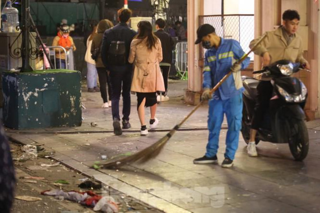 Sau màn pháo hoa năm mới, đường phố Hà Nội lại ngập rác - 7