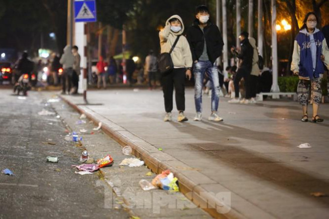Sau màn pháo hoa năm mới, đường phố Hà Nội lại ngập rác - 6