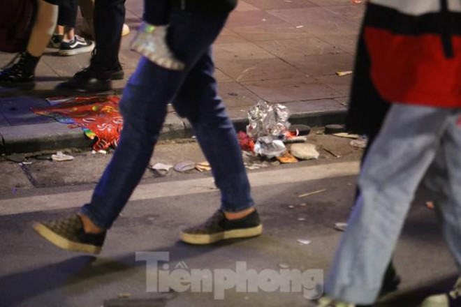 Sau màn pháo hoa năm mới, đường phố Hà Nội lại ngập rác - 15