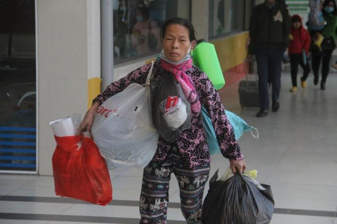 Bến xe, đường cửa ngõ Thủ đô “nghẹt thở” ngày đầu nghỉ Tết Dương lịch - 4