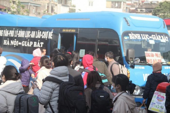 Bến xe, đường cửa ngõ Thủ đô “nghẹt thở” ngày đầu nghỉ Tết Dương lịch - 2