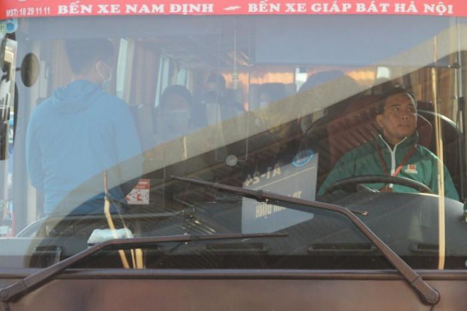 Bến xe, đường cửa ngõ Thủ đô “nghẹt thở” ngày đầu nghỉ Tết Dương lịch - 5