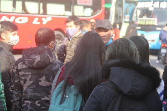 Bến xe, đường cửa ngõ Thủ đô “nghẹt thở” ngày đầu nghỉ Tết Dương lịch - 6