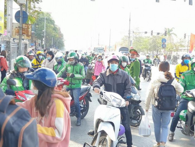 Bến xe, đường cửa ngõ Thủ đô “nghẹt thở” ngày đầu nghỉ Tết Dương lịch - 10