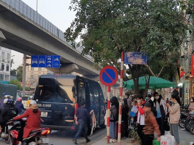 Bến xe, đường cửa ngõ Thủ đô “nghẹt thở” ngày đầu nghỉ Tết Dương lịch - 17