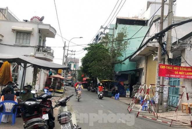 TP.HCM: Phong tỏa, cách ly ngôi nhà người phụ nữ nhập cảnh &#34;chui&#34; ở Q.Tân Phú - 1