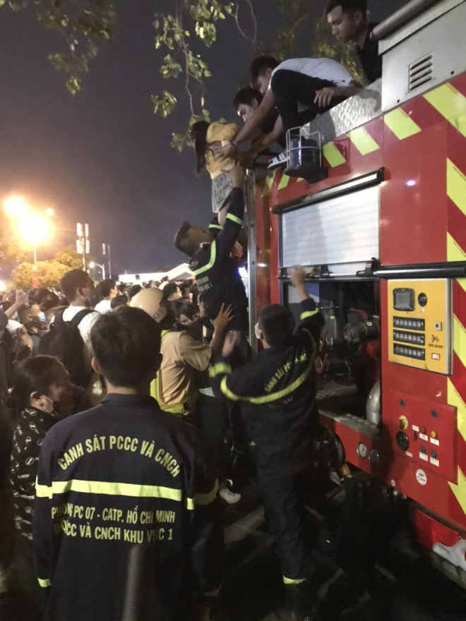 Lời kể của mẹ bé 6 tuổi lạc giữa biển người ở phố đi bộ Nguyễn Huệ - 2