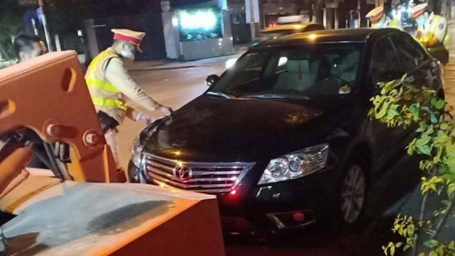 Tài xế Camry có nồng độ cồn gấp đôi mức phạt kịch khung bỏ đi cùng 2 cô gái - 2