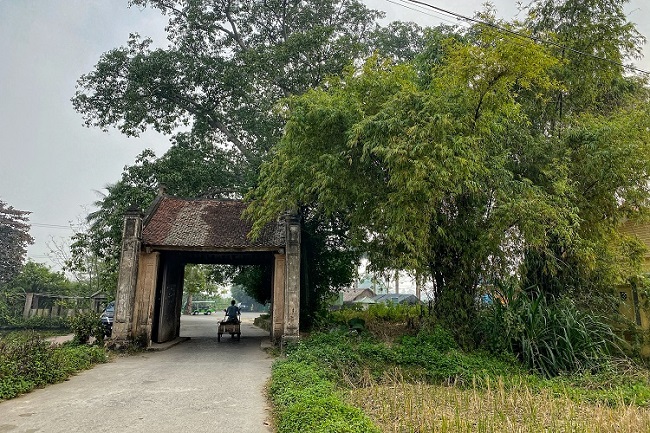 Cách Hà Nội 40 km về phía Tây, cạnh QL32, Làng Cổ Đường Lâm là ngôi làng đầu tiên ở Việt Nam được trao bằng Di tích lịch sử văn hóa quốc gia. Nơi đây hiện còn lưu giữ khoảng 956 ngôi nhà cổ truyền thống.
