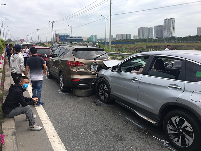 4 ô tô đâm nhau trên cao tốc trong ngày đầu năm mới - 1