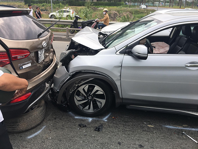4 ô tô đâm nhau trên cao tốc trong ngày đầu năm mới - 2