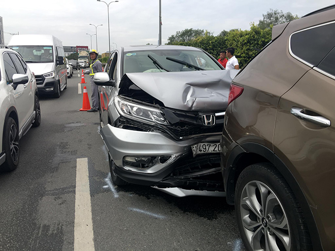 4 ô tô đâm nhau trên cao tốc trong ngày đầu năm mới - 3
