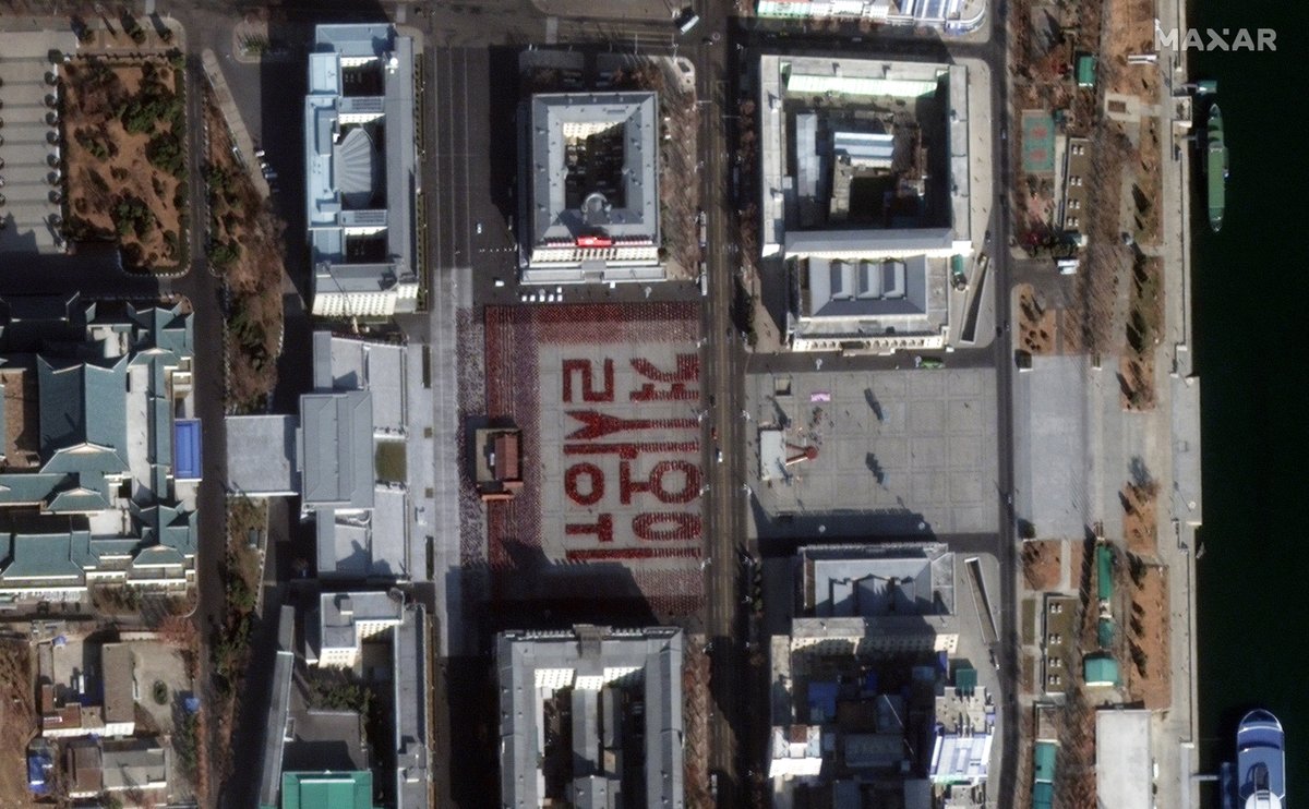 Chữ xếp bằng người của Triều Tiên được nhìn thấy từ ngoài vũ trụ - 1