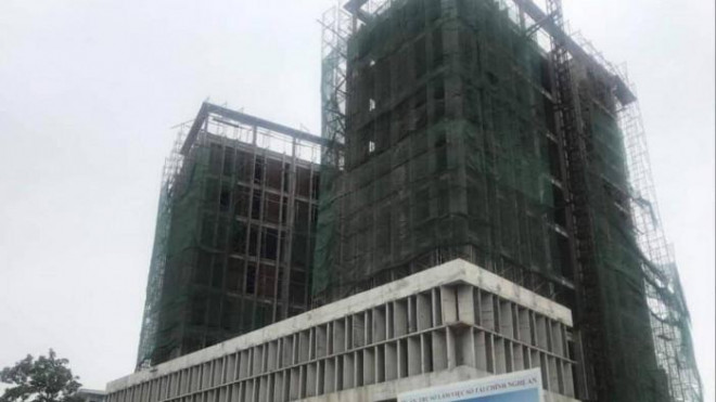 Đứt thang cuốn tại trụ sở Sở Tài chính Nghệ An: Nhiều công nhân gặp nạn - 2