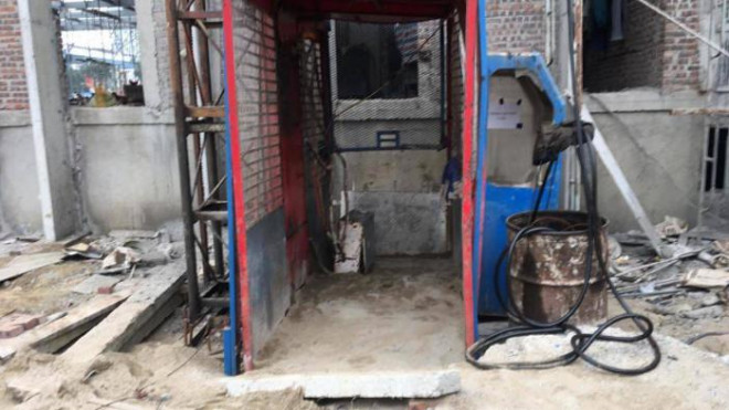 Đứt thang cuốn chở 11 công nhân tại trụ sở Sở Tài chính: Đã có 1 người chết - 3