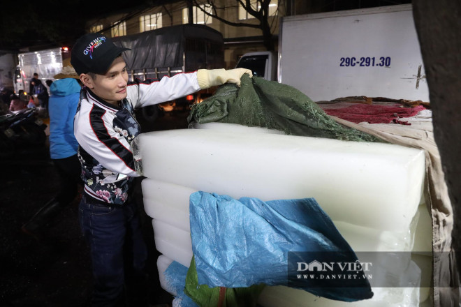 Người lao động mưu sinh trong giá rét 9 độ C những ngày đầu năm 2021 - 3