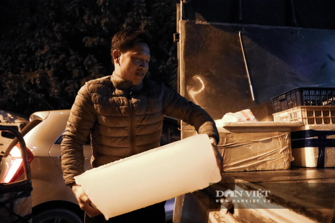 Người lao động mưu sinh trong giá rét 9 độ C những ngày đầu năm 2021 - 4