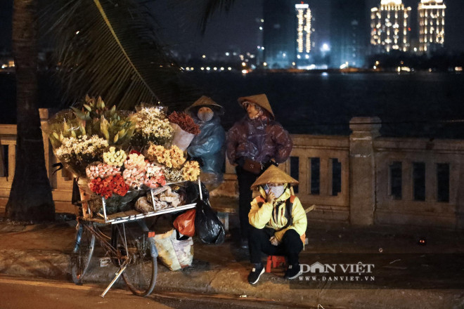 Người lao động mưu sinh trong giá rét 9 độ C những ngày đầu năm 2021 - 8