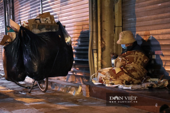 Người lao động mưu sinh trong giá rét 9 độ C những ngày đầu năm 2021 - 10