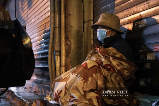 Người lao động mưu sinh trong giá rét 9 độ C những ngày đầu năm 2021 - 11