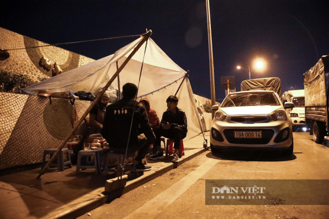 Người lao động mưu sinh trong giá rét 9 độ C những ngày đầu năm 2021 - 12