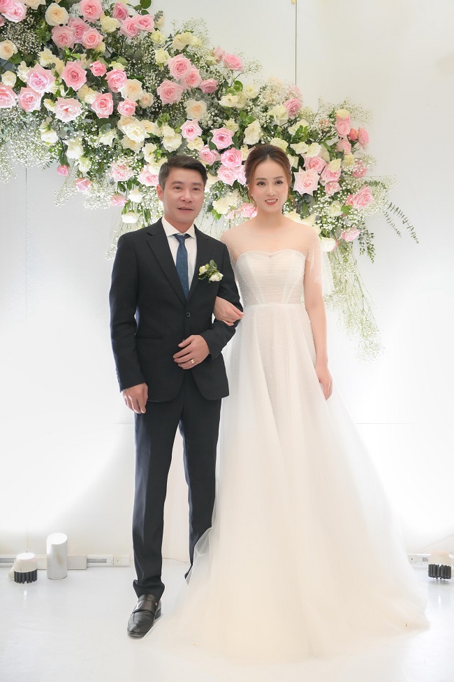 Sau lễ ăn hỏi tại tư gia cô dâu, vào hồi 18h ngày 2/1/2021, đám cưới của nghệ sĩ Công Lý cùng vợ nhà báo Ngọc Hà diễn ra tại một khách sạn hạng sang ở Hà Nội.
