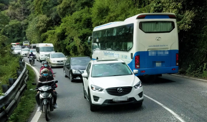 Du khách nghỉ Tết Đương lịch từ Đà Lạt đổ về, kẹt xe kinh hoàng ở đèo Bảo Lộc - 2