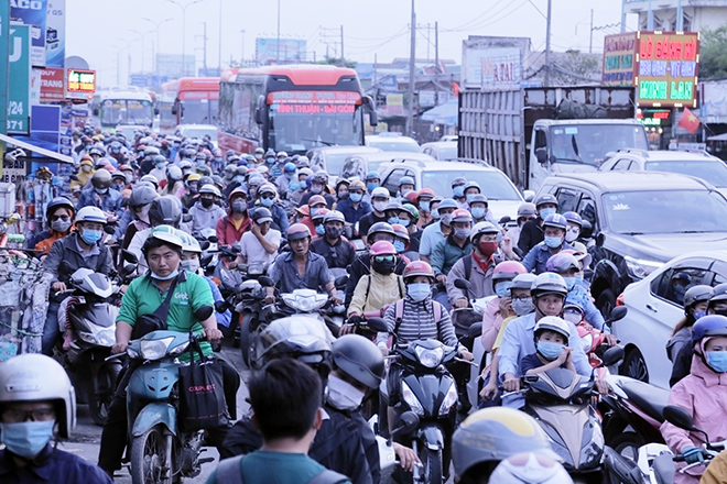 Người dân trở lại Hà Nội, TP.HCM sau kỳ nghỉ Tết Dương lịch, nhiều tuyến đường cửa ngõ ùn tắc - 15