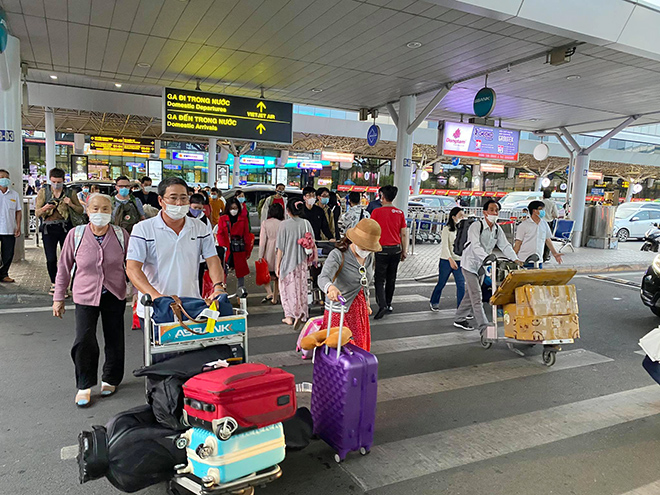 Người dân trở lại Hà Nội, TP.HCM sau kỳ nghỉ Tết Dương lịch, nhiều tuyến đường cửa ngõ ùn tắc - 23