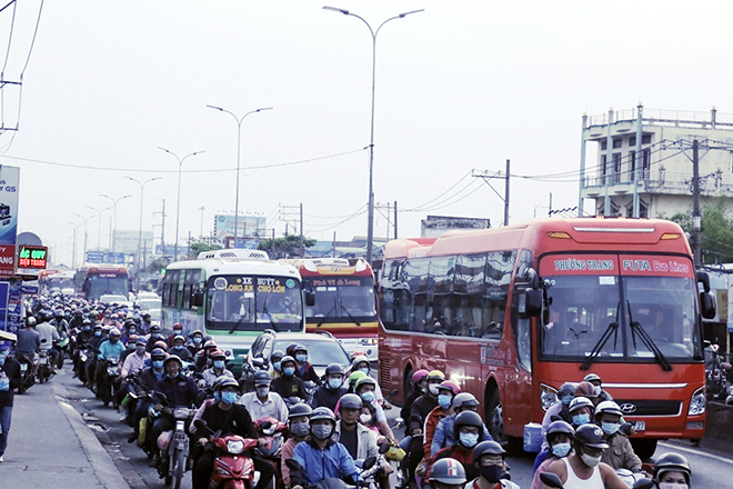 Người dân trở lại Hà Nội, TP.HCM sau kỳ nghỉ Tết Dương lịch, nhiều tuyến đường cửa ngõ ùn tắc - 16