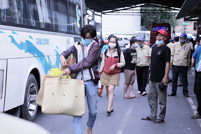 Người dân trở lại Hà Nội, TP.HCM sau kỳ nghỉ Tết Dương lịch, nhiều tuyến đường cửa ngõ ùn tắc - 20