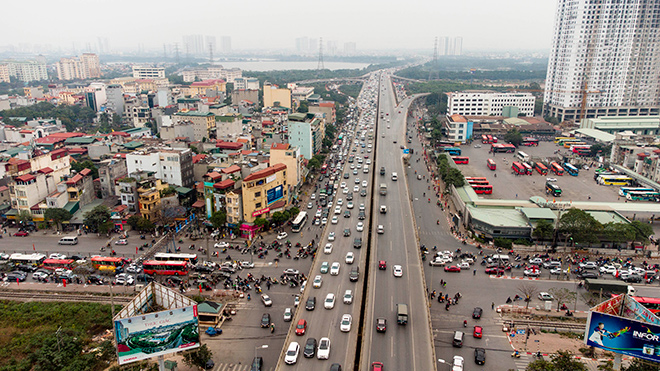 Người dân trở lại Hà Nội, TP.HCM sau kỳ nghỉ Tết Dương lịch, nhiều tuyến đường cửa ngõ ùn tắc - 1