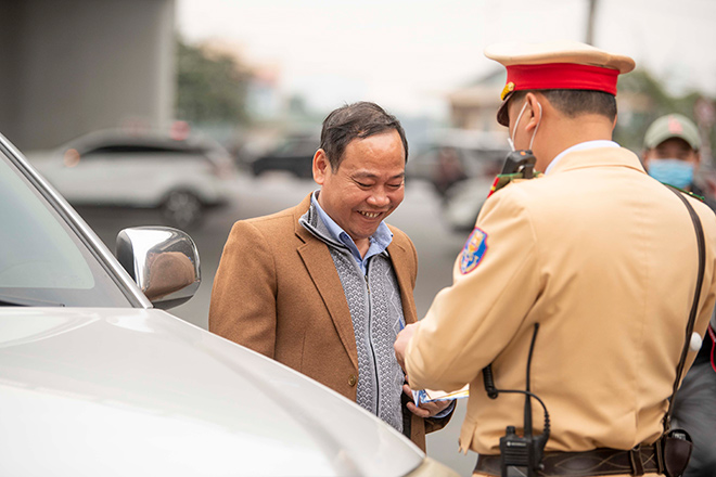 Người dân trở lại Hà Nội, TP.HCM sau kỳ nghỉ Tết Dương lịch, nhiều tuyến đường cửa ngõ ùn tắc - 6