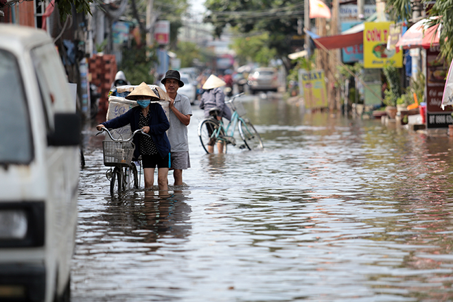 Đường ở TP Thủ Đức ngập cả ngày, dân “bơi” trong nước bẩn dù trời không mưa - 10
