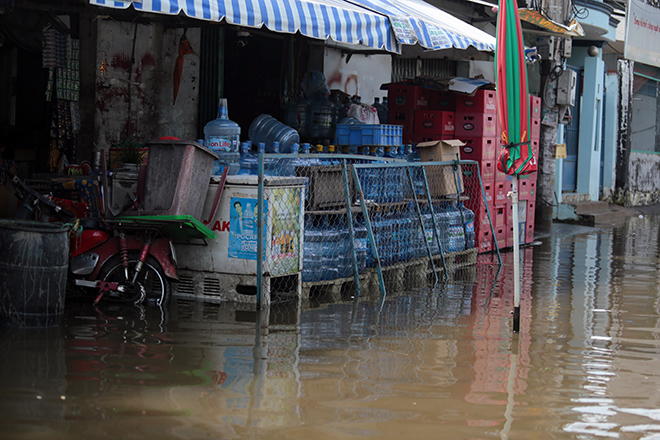Đường ở TP Thủ Đức ngập cả ngày, dân “bơi” trong nước bẩn dù trời không mưa - 12