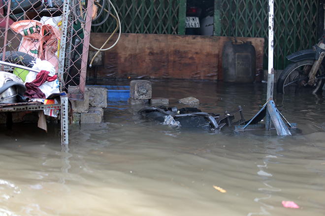 Đường ở TP Thủ Đức ngập cả ngày, dân “bơi” trong nước bẩn dù trời không mưa - 11