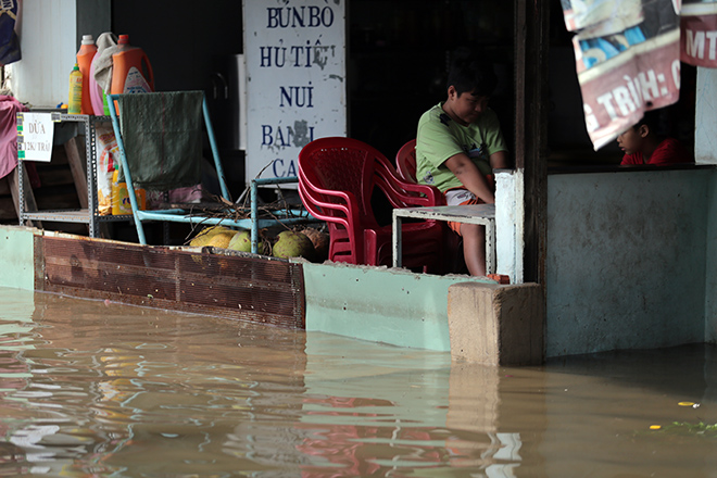 Đường ở TP Thủ Đức ngập cả ngày, dân “bơi” trong nước bẩn dù trời không mưa - 13