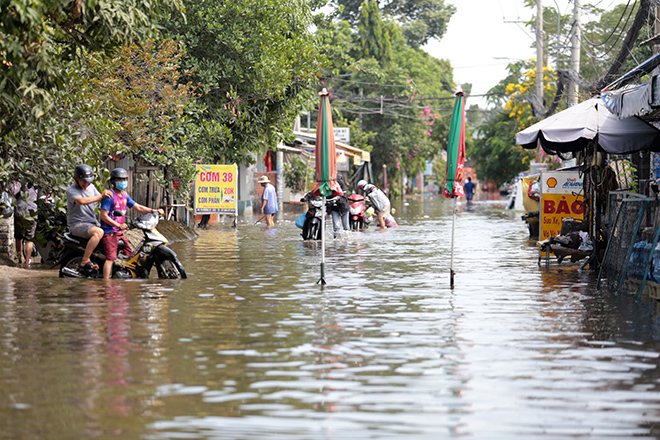 Đường ở TP Thủ Đức ngập cả ngày, dân “bơi” trong nước bẩn dù trời không mưa - 14