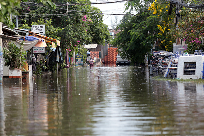 Đường ở TP Thủ Đức ngập cả ngày, dân “bơi” trong nước bẩn dù trời không mưa - 15