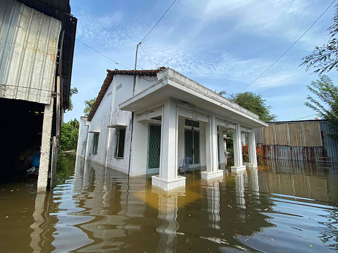 Đường ở TP Thủ Đức ngập cả ngày, dân “bơi” trong nước bẩn dù trời không mưa - 16