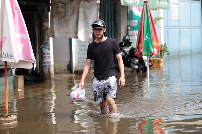 Đường ở TP Thủ Đức ngập cả ngày, dân “bơi” trong nước bẩn dù trời không mưa - 2