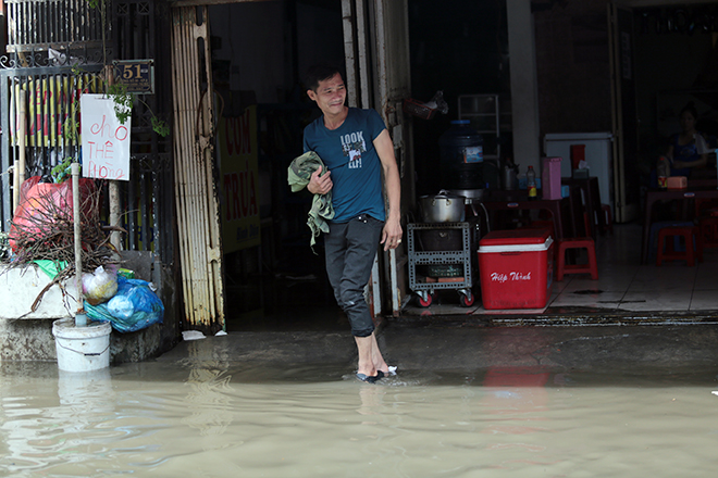 Đường ở TP Thủ Đức ngập cả ngày, dân “bơi” trong nước bẩn dù trời không mưa - 3