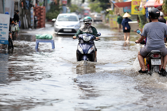 Đường ở TP Thủ Đức ngập cả ngày, dân “bơi” trong nước bẩn dù trời không mưa - 4
