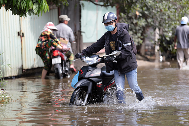 Đường ở TP Thủ Đức ngập cả ngày, dân “bơi” trong nước bẩn dù trời không mưa - 5