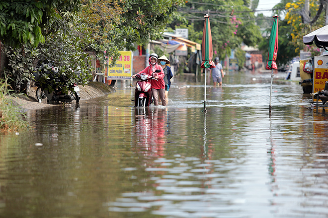 Đường ở TP Thủ Đức ngập cả ngày, dân “bơi” trong nước bẩn dù trời không mưa - 6