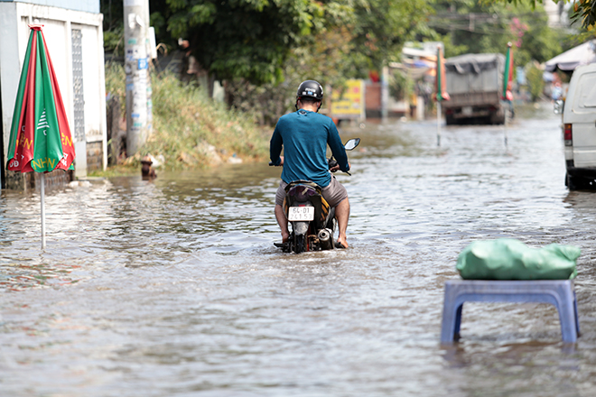 Đường ở TP Thủ Đức ngập cả ngày, dân “bơi” trong nước bẩn dù trời không mưa - 7