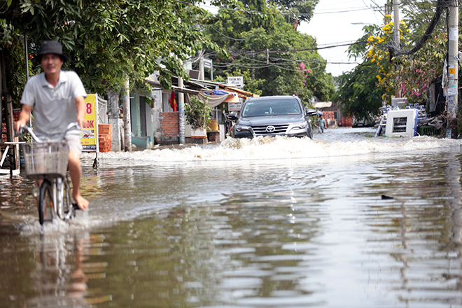Đường ở TP Thủ Đức ngập cả ngày, dân “bơi” trong nước bẩn dù trời không mưa - 9