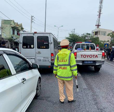 Ô tô hết hạn kiểm định chở khách lạng lách trên đường, tài xế cố thủ trên xe, chống đối CSGT - 2