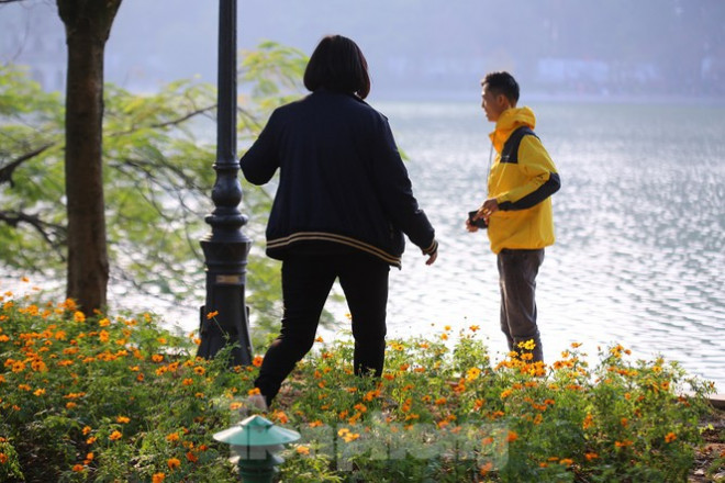 Thảm hoa hồ Hoàn Kiếm "nát bươm" sau giao thừa và Tết Dương lịch - 11